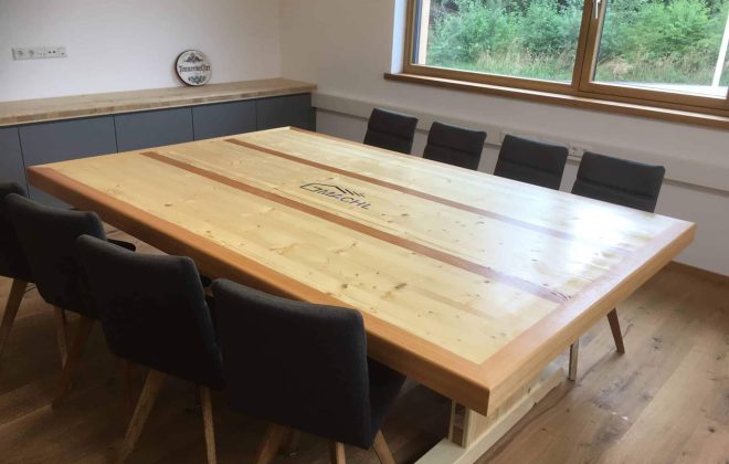 Moderner Massivholztisch von Holzbau Gmachl im Besprechungsraum, Zimmerei Salzburg